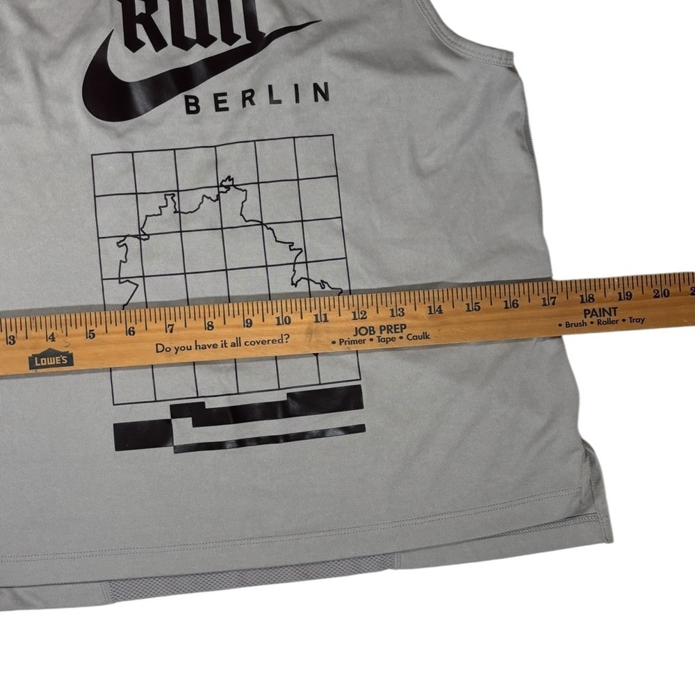 Nike RUN Berlin Women’s Tank Size S
Athleisure, Running, Gym, Hiking, Walking - Picture 3 of 5